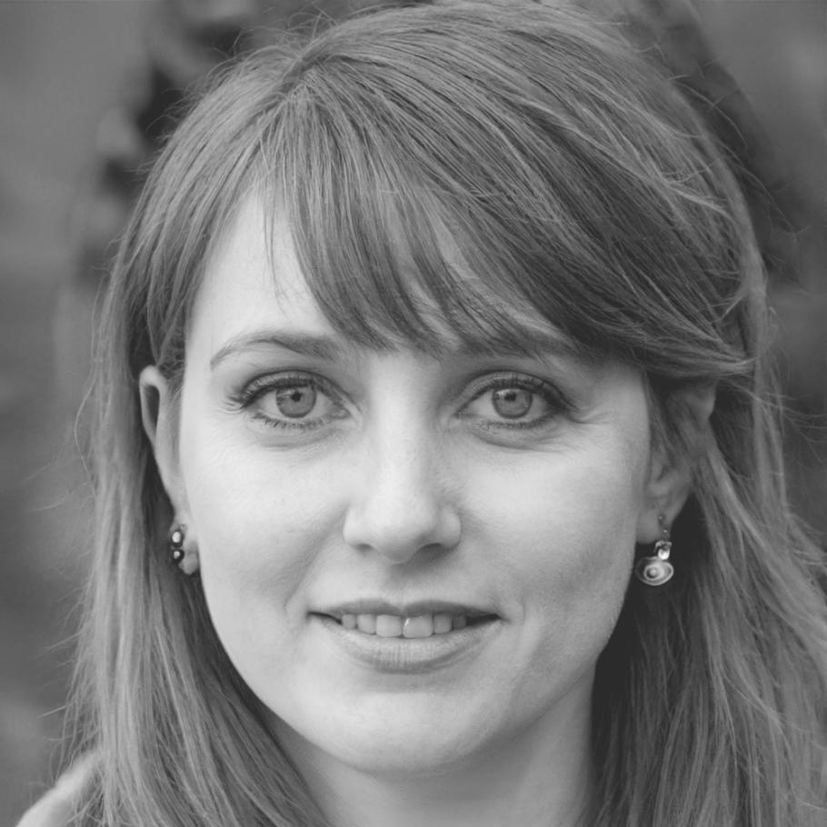 Emprendedora trabajando en su plan de negocio